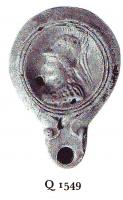 LMP-4772 - Lampe Loeschcke V : Buste de Minerveterre cuiteTPQ : 50 - TAQ : 100Lampe ronde à large bec en ogive à demi-volutes. Médaillon décoré d'un buste de Minerve casquée.