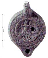 LMP-4924 - Lampe Loeschcke VIII : Harpocrateterre cuiteLampe ronde à bec court; sur le disque, Harpocrate sortant de la fleur de lotus. Epaule ornée de motifs végétaux.