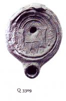 LMP-5233 - Lampe Loeschcke VIII : arcadeterre cuiteLampe ronde à bec rond. Médaillon décoré d'une arcade de monument (colonnes, guirlande sur l'arcade, raisins gigantesques sur le pas de la porte).