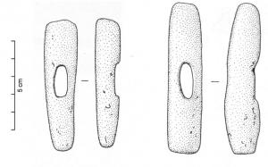 MRS-3007 - Applique latérale de morsbois de cerfPièce massive, de forme allongée aux extrémités adoucies, percée au centre d'une ouverture rectangulaire.