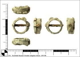 OMB-9001 - Ombrelle ou parapluiebois, bronzeTPQ : 1750 - TAQ : 1914Ustensile de confort destiné à protéger son utilisateur du soleil ou de la pluie. Le long d'un long manche en bois, à l'extrémité souvent coudée comme une canne, différents dispositifs permettent l'ouverture d'un écran textile qui est ensuite replié le long de cet axe.