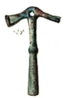 OMI-4004 - Outil miniature : marteaubronzeFidèle représentation d'un marteau à pannes dissymétriques, traces d'écrasement d'un côté, avec son manche en bois... Aucun anneau de suspension mais parfois une perforation transversale de la panne.