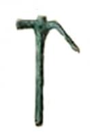 OMI-4005 - Outil miniature : herminette votivebronzeHerminette miniature en bronze, avec incisions autour de l'œil d'emmanchement; manche court en fer, de section rectangulaire : reproduction miniature, certainement votive, d'un outil artisanal.