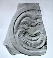 OSC-4002 - Oscillum circulairepierrePlaque de marbre de forme circulaire, sculptée sur les deux faces, en relief plat entouré d'une bande lisse (sujets divers, souvent d'inspiration bachique) ; trou(s) de suspension au sommet.