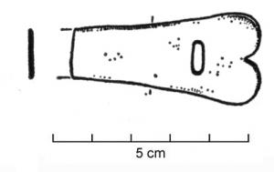 PAT-4018 - PatèrebronzePatère dont la vasque est prolongée latéralement par un manche plat, à terminaison élargie à extrémité bilobée, perforée d'une ouverture rectangulaire perpendiculaire à l'axe du manche.