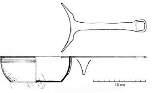 PAT-4025 - PatèrebronzePatère dont la vasque basse, à fond plat, est prolongée latéralement par un manche plat, aux côtés parallèles, terminaison rectangulaire perforée d'une ouverture carrée.