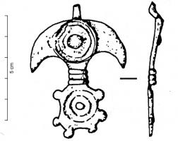 PDH-4148 - Pendant de harnais à crochetbronzePendant de harnais à suspension à crochet, bipartite, avec au sommet une lunule, pointes en bas, ornée d'un motif centré de cercles concentriques; en en guise de lest, en bas, un disque avec des ergots sur le pourtour et également des cercles concentriques (peut-être autour d'un bouton riveté).