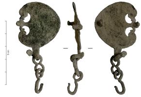 PDH-4187 - Pendant de harnaisbronzePendant de harnais coulé à crochet, en forme de pelte ajourée et pourvu d'un crochet latéral, avec une chaînette suspendue à un crochet.