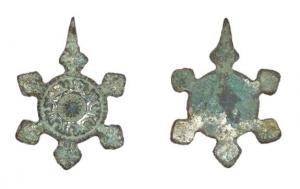 PDH-7089 - Pendant armoriébronzePendant circulaire, à 6 appendices en forme de fleurs sur le pourtour ; 