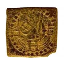 PDM-8016 - Poids monétaire : demi Noble d'or, Henri IVbronzePoids quadrangulaire à bords biseautés : vaisseau avec pavillon, le roi debout sur une nef tenant bouclier et épée ; H à l'exergue; cercle de grènetis.