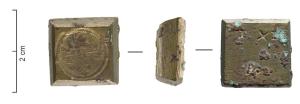 PDM-8022 - Poids monétaire : Henri III, FrancbronzeTPQ : 1574 - TAQ : 1589Poids monétaire avec à l'avers, anépigraphe, une croix fleurie et fleurdelisée avec un H en son centre, avec sautoir sur un flanc carré pyramidal.
Au revers, normalement  X  I D et ° pour 11 deniers 1 grain correspondant au Franc