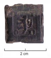 PDM-9015 - Poids monétaire : lionbronzePoids monétaire rectangulaire, portant sur une face, dans un cartouche carré, un lion héraldique à gauche avec, dans les angles, les lettres L, I, O et N.