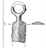 PDQ-1048 - Pendeloque de ceinture rectangulairebronzeTPQ : -900 - TAQ : -750Pendeloque de forme rectangulaire. Le corps, de section triangulaire, est relié à un anneau de suspension par une tige.