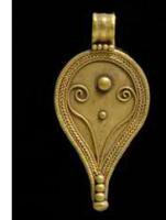 PDT-4016 - Pendentif
or
Pendentif en forme de goutte terminée par quatre boutons superposés. En partie centrale et dans l'axe de la goutte, un gros et un petit bouton sont encadrés par deux crosses latérales.