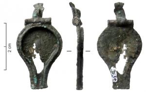 PDT-9020 - PendentifbronzeTPQ : 1750 - TAQ : 1950Pendentif en forme de goutte en tôle plate, doublée par une bordure perlée, et dotée à une extrémité d'une attache rivetée pour la suspension à un lien tel qu'une chaînette.