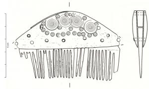 PGN-4013 - Peigne composite en os à une rangée de dents et sommet arrondiosPeigne composite à une rangée de dents et dos arrondi. Les plaques centrales sont maintenues par deux plaquettes fixées à l'aide de rivets en fer et de chevilles en os. Le décor est constitué de doubles cercles pointés et d'ocelles multiples concentriques.