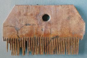 PGN-4014 - Peigne monobloc en bois à une rangée de dents et sommet à pans coupésboisPeigne en bois à une seule rangée de dents, sommet droit avec les angles abattus ; en général, trou de suspension centré.