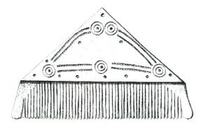 PGN-4015 - Peigne composite en os à une rangée de dents et sommet triangulaireos ou bois de cerfPeigne composite en os à une seule rangée de dents. Les dents sont sciées et taillées dans des éléments plats juxtaposés, enserrés entre deux plaques triangulaires rivetées. 