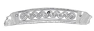 PGN-5006 - Peigne arqué (Ashby 2b)osTPQ : 600 - TAQ : 900Peigne composé d'une rangée de dents, taillées dans des éléments plats juxtaposés, fixée à l'aide de rivets de fer entre deux barres arquées en os, généralement ornées d'entrelacs incisés ; le dos du peigne dépasse celui des barres de fixation. Longueur du peigne, env. 150 à 200mm.