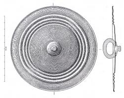 PHH-1004 - Phalère à bélièrebronzeTPQ : -900 - TAQ : -750Phalère à disque central surmonté d'un cabochon ou d'un mamelon faisant corps avec une bélière intérieure en enrobant une partie du disque ; le disque peut être décoré de  nervures concentriques ou de ressauts circulaires.