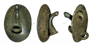 PHH-4001 - Phalère : corne à boirebronzePhalère ovale, fixée au revers par deux forts anneaux placés dans des directions perpendiculaires; sur la face externe, corne, parfois prolongée par un phallus.