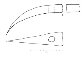 PIC-4004 - PicferRobuste outil, de section rectangulaire, comportant une longue tige massive plus ou moins recourbée à la pointe; au-delà de l'emmanchement, le talon peut être épaissi pour former une masse, mais sans tête clairement individualisée. 
