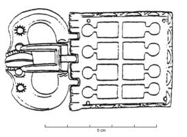 PLB-4067 - Plaque-boucle articulée ajourée, type SágvárbronzePlaque-boucle à plaque rectangulaire ajourée d'une double rangée de 4 arcatures affrontées; boucle delphiniforme, ardillon parfois double. 