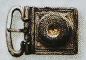 PLB-4072 - Plaque-boucle de cingulumargentBocle de cingulum constituée d'une plaque rectangulaire, ornée d'un umbo central en relief, bordé d'un guillochis ou d'une moulure, et équipée d'un côté de quatre charnons servant à articuler une boucle et son ardillon.