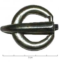 PLB-4090 - Boucle rondeargentBoucle ronde ou légèrement ovalisée de section circulaire, sans traverse marquée ; ardillon long et recourbé, parfois un peu facetté, son crochet dépassant légèrement vers l’arrière.