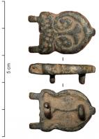 PLB-5028 - Plaque-boucle lyriformebronzePetite plaque-boucle articulée, à plaque courte lyriforme, ornée de deux crosses convergeant vers un fleuron; deux bélières de fixation au revers.