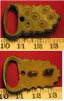 PLB-5199 - Plaque-boucle rigidebronzePlaque-boucle rigide de petite taille, aux contours découpés évoquant une feuille, ornée d'un semis de cercles oculés.