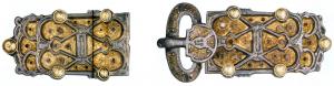 PLB-5502 - Plaque-boucleargent, orPlaque-boucle à 5 rivets et décors scutiformes; contre-plaque de même forme...