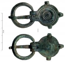 PLB-5527 - Plaque-bouclebronzePlaque-boucle constituée d'une boucle circulaire, articulée sur une plaque également circulaire, ornée de cercles concentriques et d'ergots sur le pourtour.