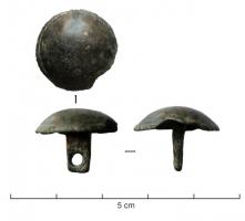 PLB-5566 - Bossette de plaque-bouclebronzeBossette creuse, à dôme arrondi, avec une bordure généralement guillochée prolongée par dessous par une plaque perpendiculaire perforée à son extrémité.