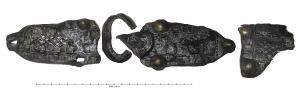PLB-5659 - Plaque boucle à décors damasquinés : 3 bossettesfer, argentPlaque boucle à décor damasquiné par des motifs hachurés et entrelacés trois bossettes en alliage cuivreux.