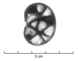 PLB-5698 - Plaque-boucle cloisonnée à plaque réniformeverre, bronzePlaque cloisonnée réniforme, avec un décor géométrique dans lequel sont serties des plaques de verre ou de pierres (grenat).