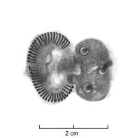 PLB-5699 - Bouclette damasquinée et chape subovalefer, argentBouclette en fer damasquinée de rainures espacées régulièrement, articulée à une chape subovale dont les rivets sont positionnés en quinconce. La longueur totale (boucle + chape) avoisine les 40 mm.