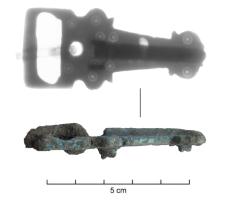 PLB-5700 - Plaque-boucle rigidecuivrePlaque-boucle à plaque triangulaire, marquée par une forte côte médiane accostée de deux protubérances semi-circulaires, prolongée sans charnière par une boucle rectangulaire.