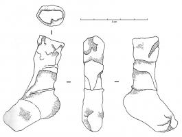 PME-4018 - Pied de siège en forme de piedferPied de siège formé d'un pied chaussé d'une sandale. A la place de la cheville, ouverture ronde et oblique, correspondant au montant du siège.