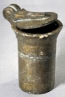 POM-4005 - Clapet de pompebronzeClapet de pompe articulé sur l'extrémité d'un piston, le tout en alliage cuivreux ; articulation à trois charnons rivetée sur le clapet circulaire ; piston légèrement évasé à son extrémité pour assurer l'étanchéité du clapet.