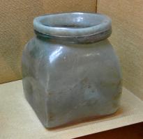 POT-4013 - Pot AR 119verrePot ouvert, à panse carrée soufflée dans un moule ; le col ourlé forme un bandeau vertical, souvent mouluré.