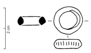 PRL-1014 - Perle à décor incisébronzeAnneau ou perle, de section triangulaire ou losangique, avec une arête médiane marquée et un décor constitué d'encoches resserrées sur l'arête.