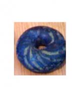 PRL-3009 - Perle annulaire massive : décor de filets - gr. Haev. 23verrePerle annulaire massive (D. perforation < D. section) en verre coloré bleu foncé ; décor dans la masse de fins filets jaunes enroulés en spirale autour de la section.