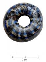 PRL-3508 - Perle annulaire massive : décor en damier - gr. Haev. 25verrePerle annulaire massive (D. perforation < D. section) en verre coloré bleu ; décor dans la masse en damier : filets en longue spirale blanc et filets transversaux sombres.
Le diamètre externe est de l'ordre de 20 à 30 mm.