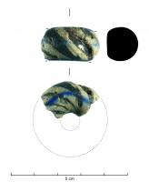 PRL-3594 - Perle annulaire massive : décor en damier - gr. Haev. 25verrePerle annulaire massive en verre coloré pourpre ; décor inclus dans la masse de filets blancs enroulés transversalement autour de la section et d'un filet bleu cobalt translucide longitudinal.