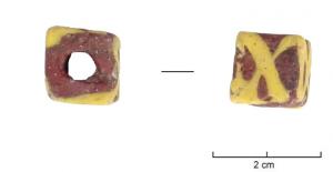 PRL-5021 - Perle cubique à croix jauneverrePerle cubique en verre opaque rouge, avec des filets jaunes opaques rapportés, formant des croix de saint André sur chaque face.