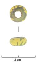 PRL-5042 - Perle annulaire avec filet jauneverrePerle annulaire en verre vert translucide et un filet en verre jaune opaque en zig-zag.