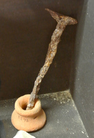 PSC-4007 - Ecarteur d'hypocauste
terre cuite
Elément en forme de bobine tournée, plus ou moins allongé, qui sert à maintenir l'écartement entre une dalle de terre cuite et le mur dans un système de chauffage par hypocauste.