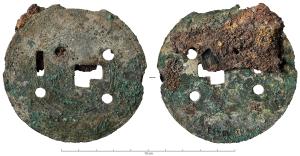 PSE-4036 - Plaque de serrurebronzePlaque de serrure circulaire en tôle, dont la partie centrale est découpée pour ménager l’ouverture en L pour la clé et la fenêtre allongée pour le moraillon. La plaque est ornée de groupes de cercles concentriques effectués au tour.