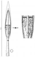 PTL-6002 - Pointe de lance : style de JellingëferPointe de lance à nervure médiane triangulaire ; flamme décorée sur la partie inférieure des deux faces : motifs symétriques de monstres, de points et de lignes incisées.